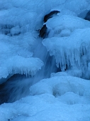 02 L'acqua scorre sotto il ghiaccio